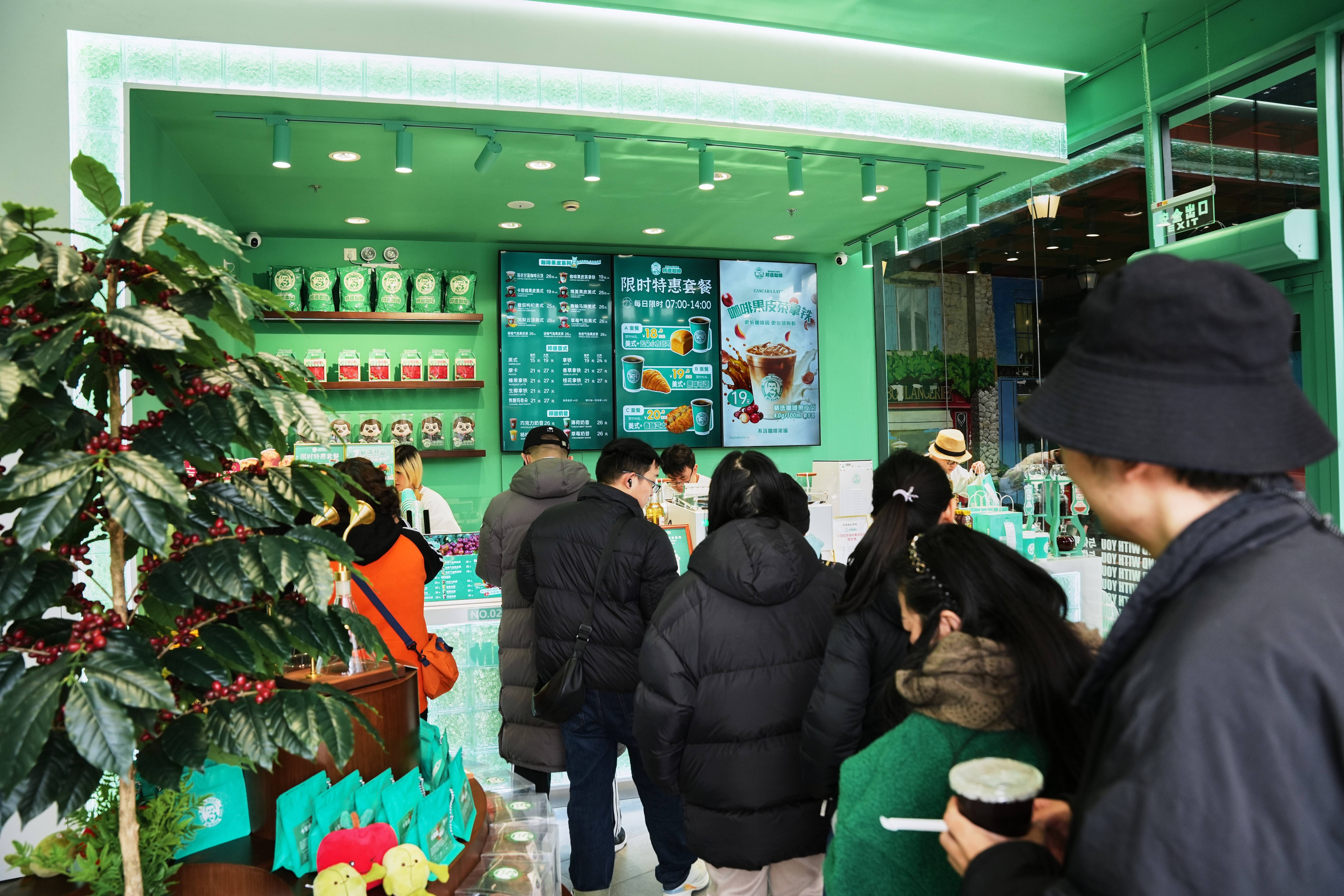 绿中国本土咖啡和国际品牌展开贴身博弈CQ